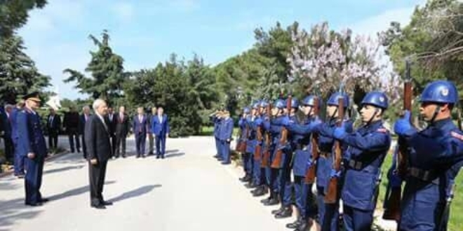 Kılıçdaroğlu'na 'askeri tören' tartışma yarattı