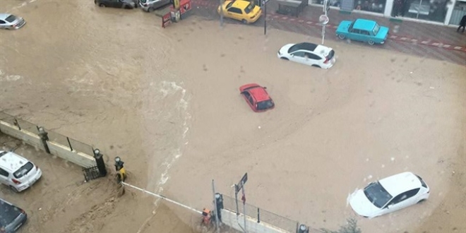 Bing�l'de sa�anak nedeniyle ara�lar sular alt�nda kald�