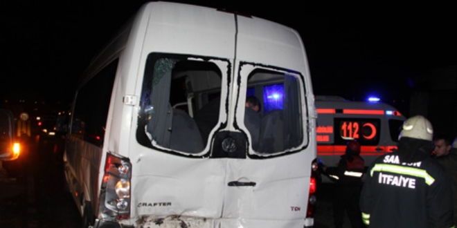 Samsun'da minib�s ile otomobil �arp��t�: 9 yaral�