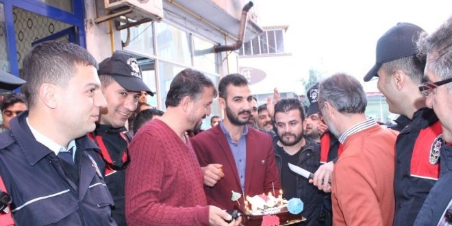 Kavga ihbarına giden polise pasta sürprizi