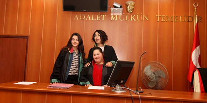 Down sendromlu Melisa hayalini kurduğu cübbeyi giydi