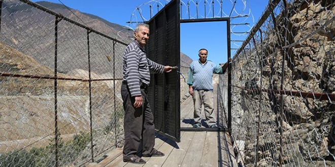 Asma k�pr�ye demir kap� yapt�rd�lar