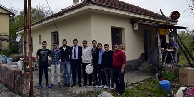 Har�l�klar�yla muhta� ailenin evini boyad�lar