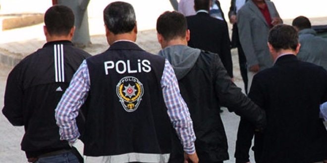 FETÖ'den tutuklanan 15 gazeteci nöbetci adliyeye sevk edildi