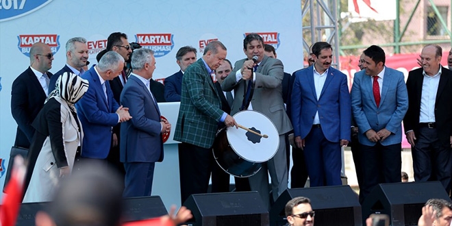 Cumhurbaşkanı Erdoğan Kartal'da davul çaldı