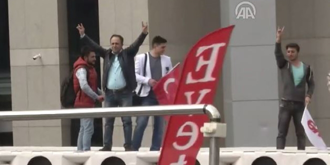 Kılıçdaroğlu bozkurt işareti yaparak vatandaşı selamladı