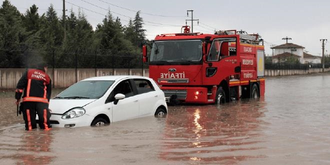 Elazığ'da sağanak nedeniyle bazı evleri su bastı