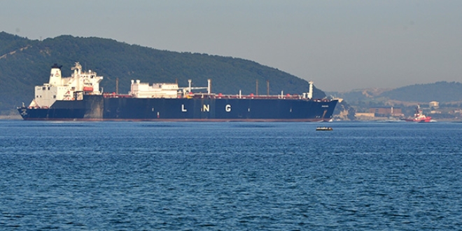 LNG tankeri Çanakkale Boğazı'ndan geçti
