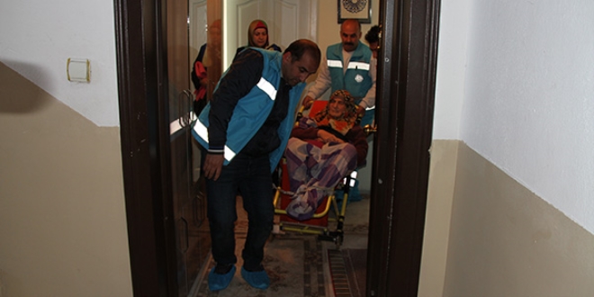Felçli kadın sağlık ekipleri sayesinde oyunu kullandı