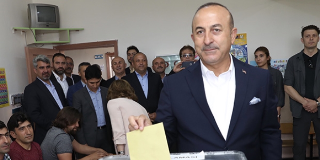 Dışişleri Bakanı Çavuşoğlu oyunu kullandı
