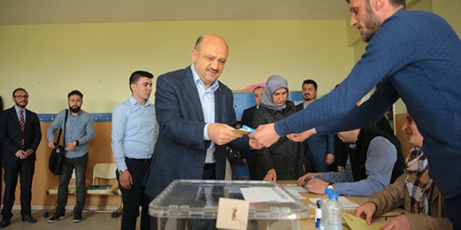 Bakan Işık oyunu Kocaeli'de kullandı