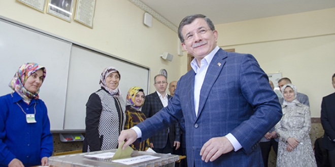Eski Başbakan Davutoğlu, oyunu kullandı
