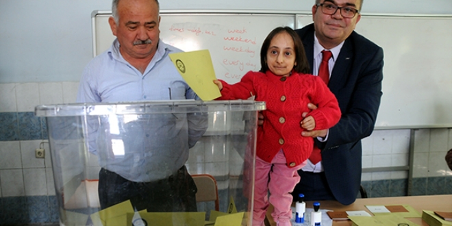 Türkiye'nin en kısa boylu kadını oyunu kullandı
