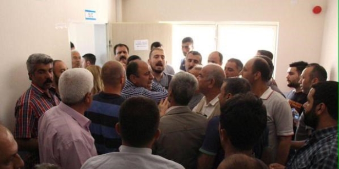 Oy pusulası fotoğrafı tartışması: 2 polis darbedildi