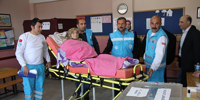 Van'da 500 hasta ambulansla okullara taşındı