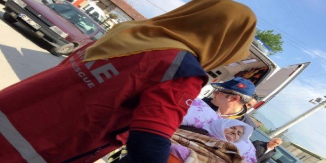 Bakan Özlü'nün annesi de ekiplerin yardımıyla sandığa gitti