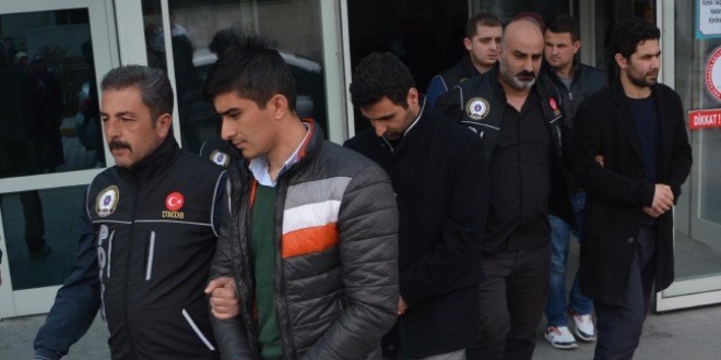 Karab�k'te 32 ki�i sand�k ba��nda g�zalt�na al�nd�