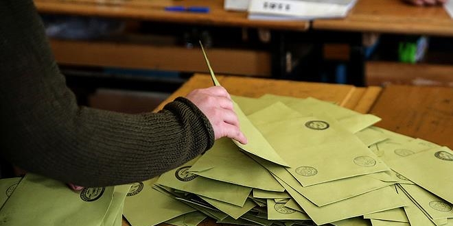 Hangi siyasilerin oy kulland sandktan 'hayr kt