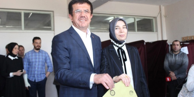Bakan Zeybekci'nin oy kulland��� sand�ktan 'Hay�r' ��kt�