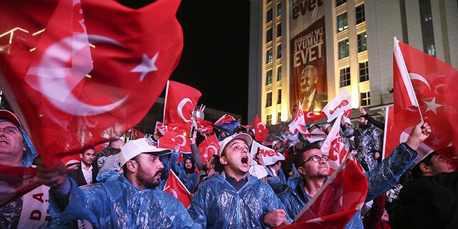 Ba�bakan'�n yapaca�� balkon konu�mas� bekleniyor