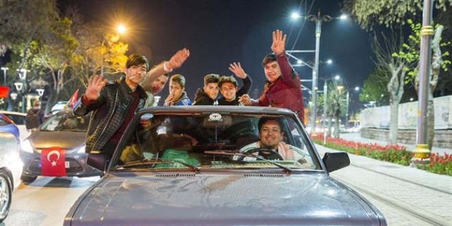 'Evet' çıkınca sokaklara böyle akın ettiler