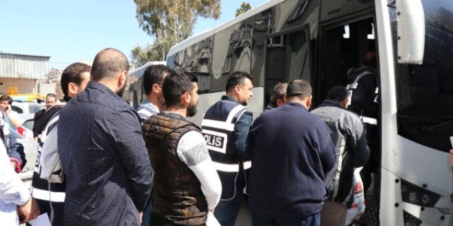 İzmir'de yakalama kararı olan 97 zanlı gözaltına alındı