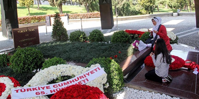 Özal'ın mezarı ziyaretçi akınına uğradı