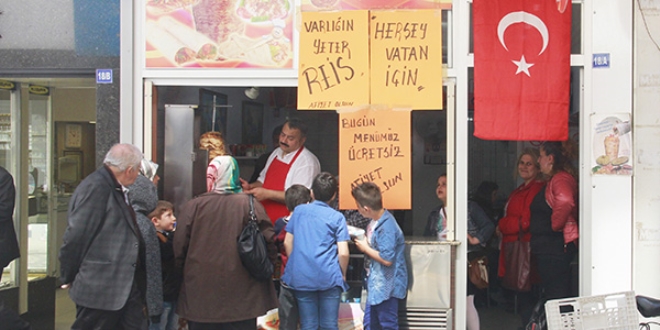Oylamanın sonucunu döner ve ayran dağıtarak kutladı