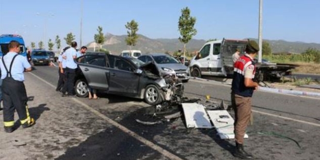 Denizli'de trafik kazalar: 2 l, 1 yaral