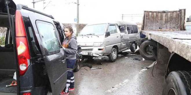 TIR, D-100 karayolunu birbirine kattı: 4 yaralı