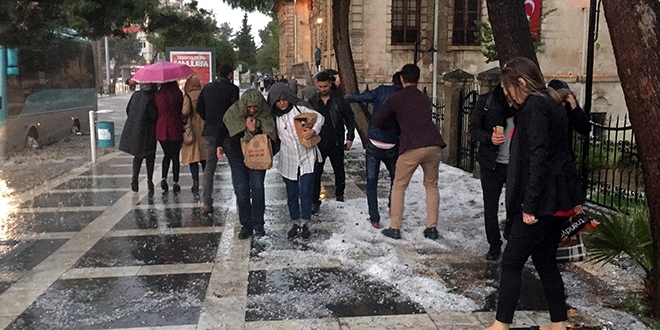 Adıyaman ve Şanlıurfa'da sağanak ve dolu etkili oluyor