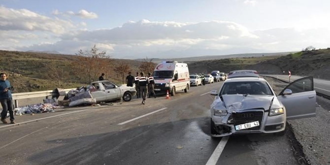 Konya'da otomobil kamyonete çarptı: 8 yaralı