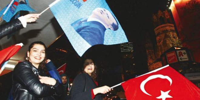 Avrupa 'Evet'çi Türkleri tartışıyor