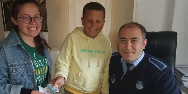 Suriyeli çocuk bulduğu cüzdanı sahibine ulaştırdı