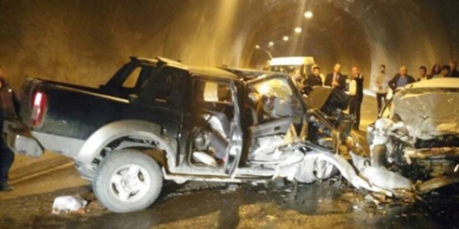 Artvin'de t�nelde trafik kazas�: 3 �l�, 3 yaral�
