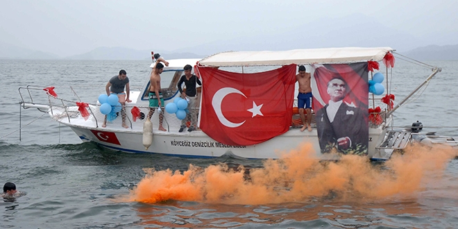 70 öğrenci, temsili diplomalarını yüzerek aldı