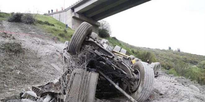 TIR viyadükten uçtu, sürücüsü öldü