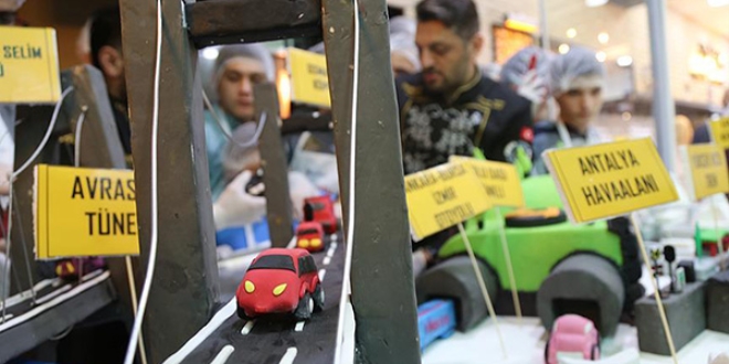 Köprü ve hızlı tren süslemeli dev pasta
