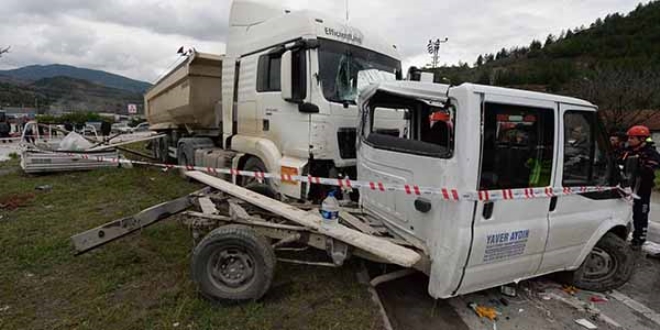 TIR ve kamyonet �arp��t�: 1 �l�, 3 yaral�