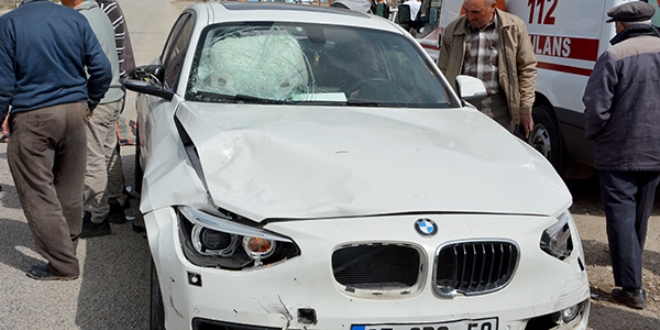 Otomobille motosiklet çarpıştı: 1 ölü, 3 yaralı