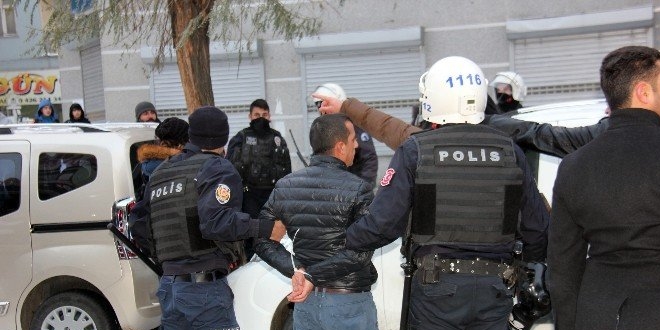 İzmir'de izinsiz düzenlenen gösterilerde 7 kişi tutuklandı