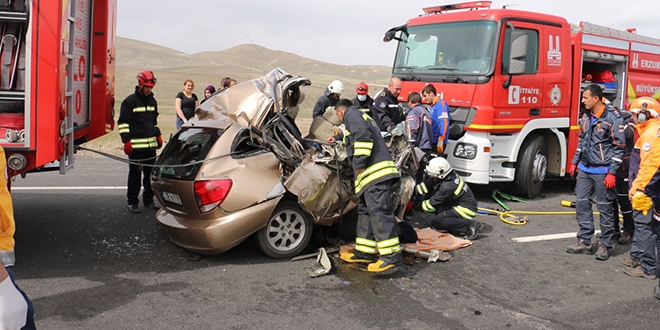 Erzurum'da otomobil ile tır çarpıştı: 2 ölü, 1 yaralı