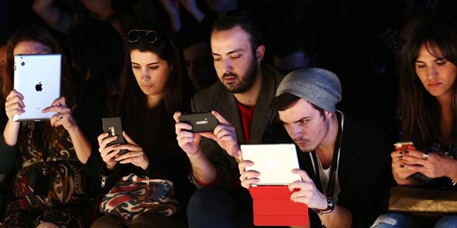 'İnsanlar sadece telefonlarıyla, bilgisayarıyla konuşuyor'