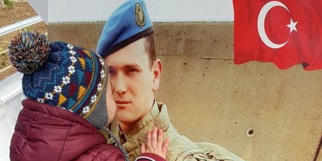 Minik Berat, şehit babasının başından ayrılmadı