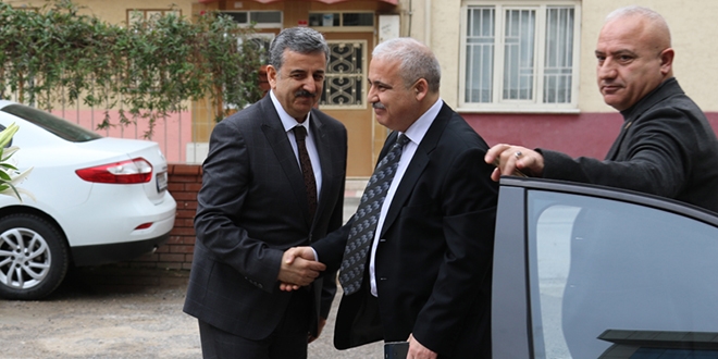 Manisa Valisi, depremin olduğu ilçede inceleme yaptı