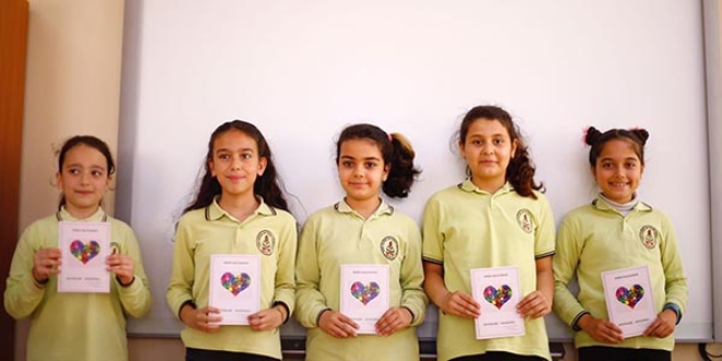 Kız öğrencilerden duygulandıran kahramanlık şiirleri