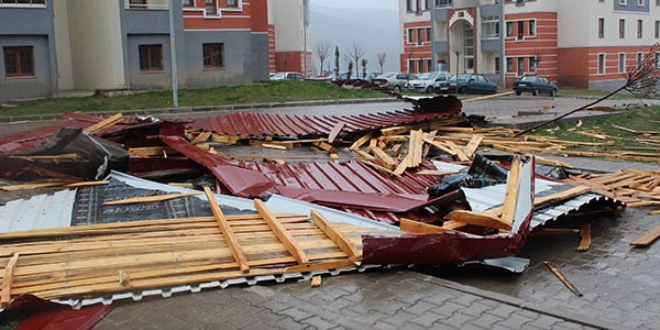 Şiddetli rüzgar üç ilde çatıları uçurdu