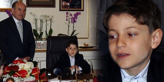 Koltuğunu 15 Temmuz şehidinin oğluna devretti