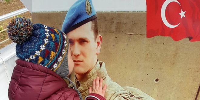 Şehit babasının mezarının başından ayrılmadı