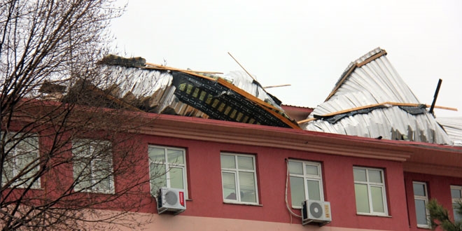 Yurt genelinde etkili olan fırtına yaşamı olumsuz etkiledi